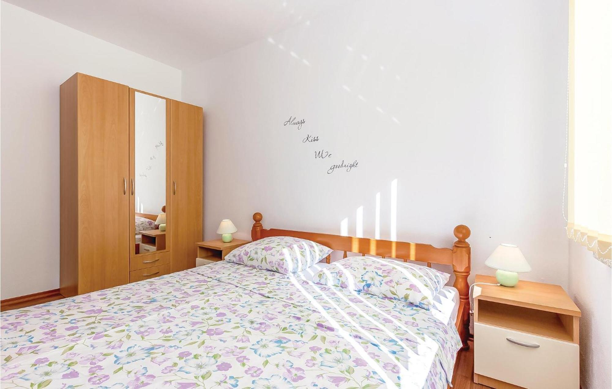 Awesome Apartment In Dobrinj With Wifi Екстер'єр фото